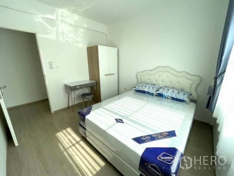 联排别墅 for rent in Prawet, Bangkok - 第三卧室配床、小衣柜与靠窗书桌。