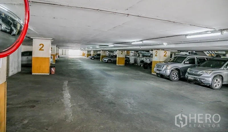 办公空间 出租在Bang Na, Bangkok - 地下停车场，划线车位与多辆汽车。