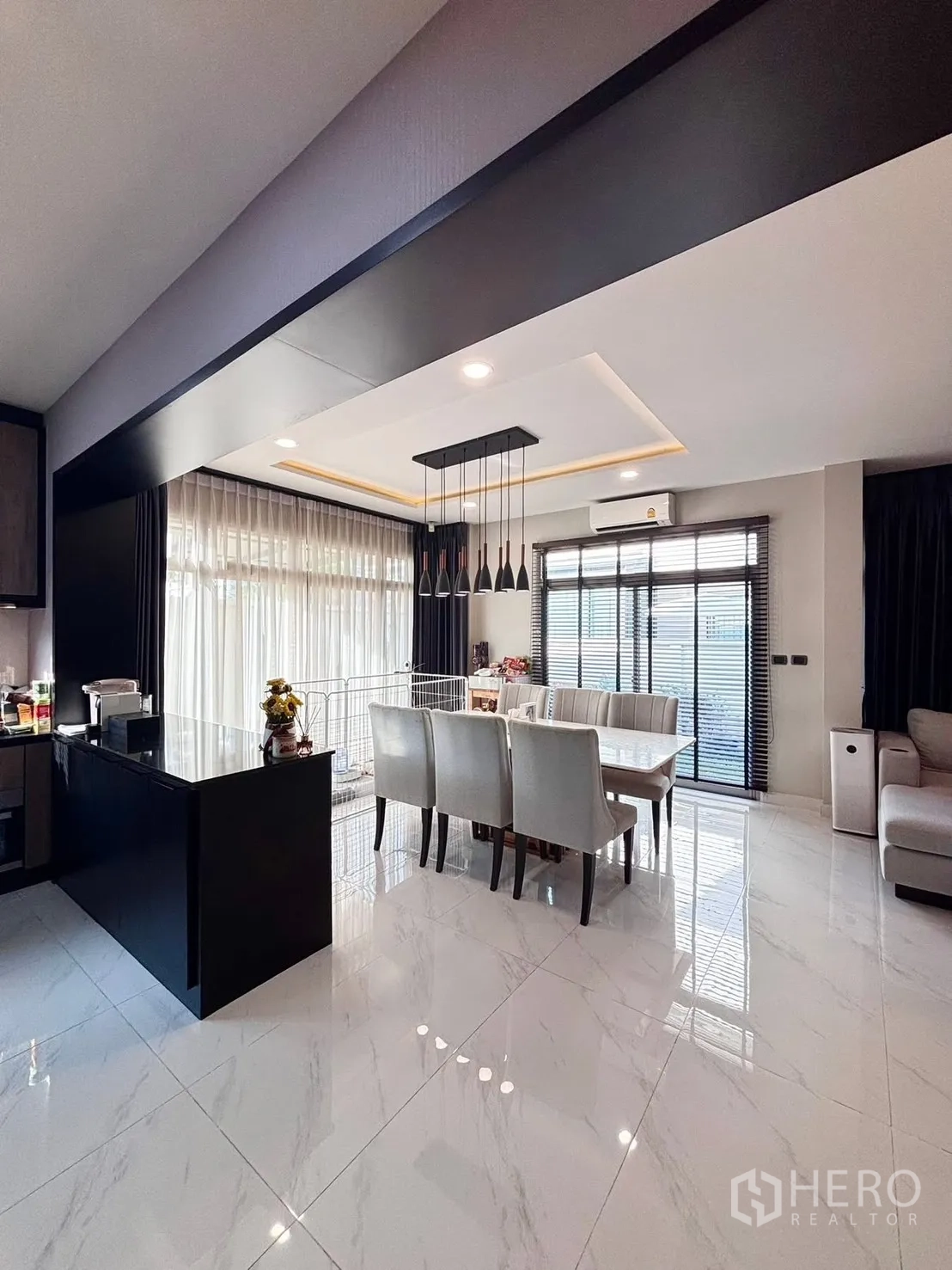 บ้านเดี่ยว for rent in Bang Phli, Samut Prakan - ห้องนั่งเล่นพร้อมโซฟาเข้าชุดหันสู่ประตูหน้าบานคู่และวิวสวน