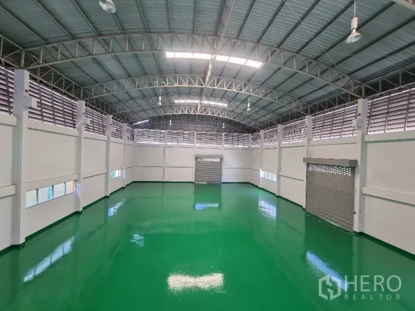 โรงงาน ให้เช่าในSamut Prakan - ฮอลล์ผลิตโปร่งสูง พื้นอีพ็อกซี่สีเขียวเงา