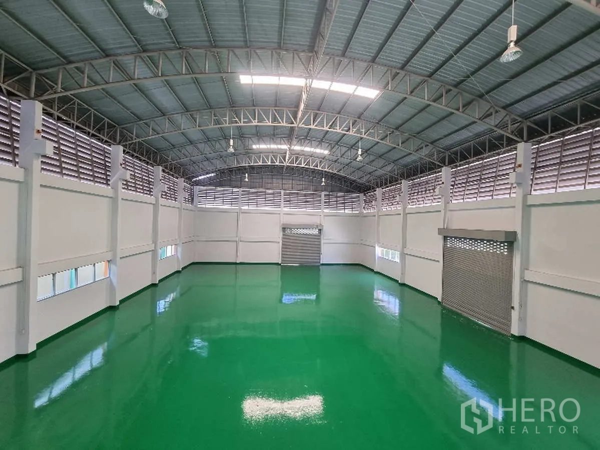 โรงงาน ให้เช่าในSamut Prakan - ฮอลล์ผลิตโปร่งสูง พื้นอีพ็อกซี่สีเขียวเงา