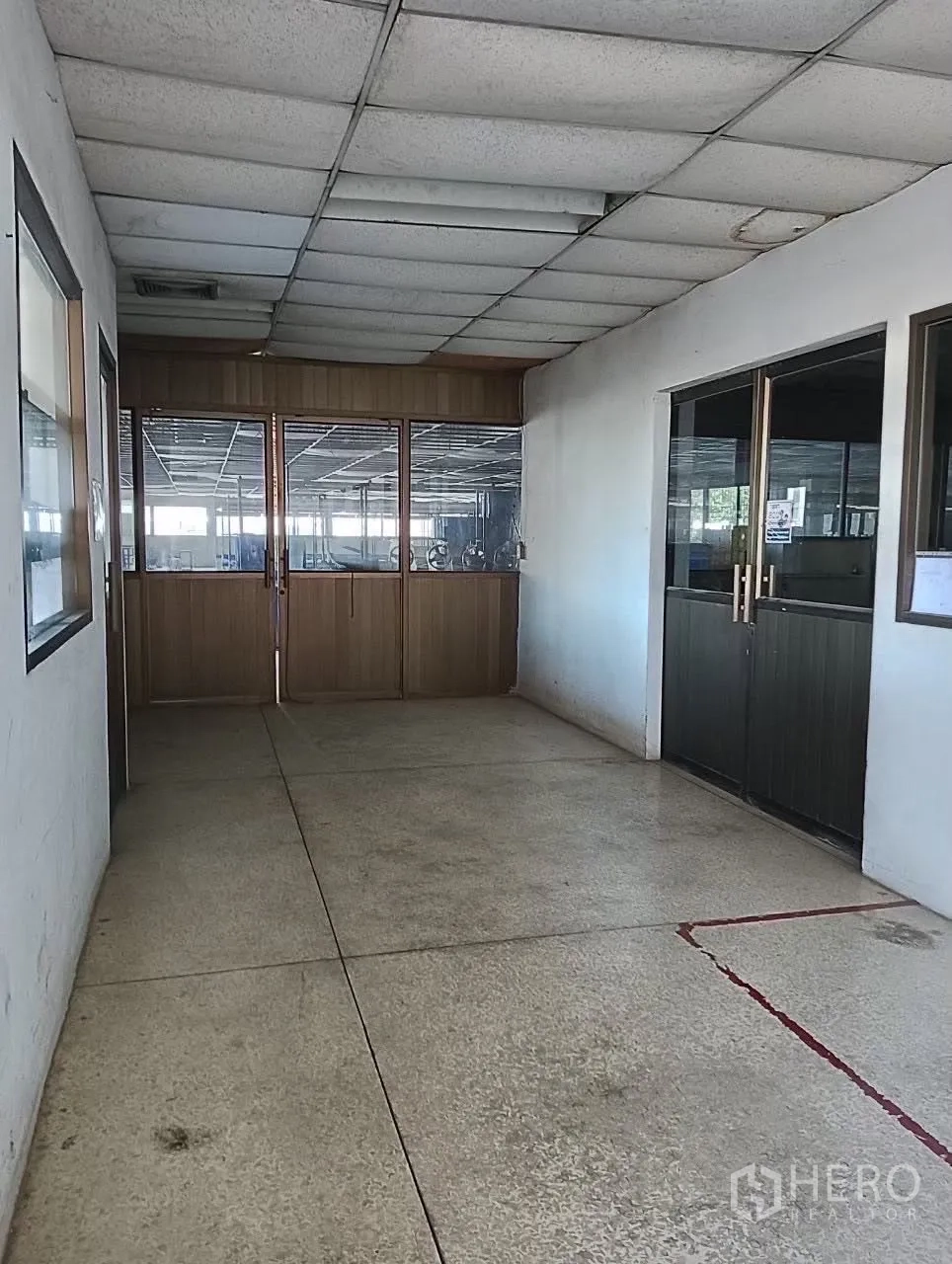โรงงาน for sale in Lat Krabang, Bangkok - โถงทางเดินกั้นห้องด้วยกระจกและไม้ เปิดสู่พื้นที่ผลิต