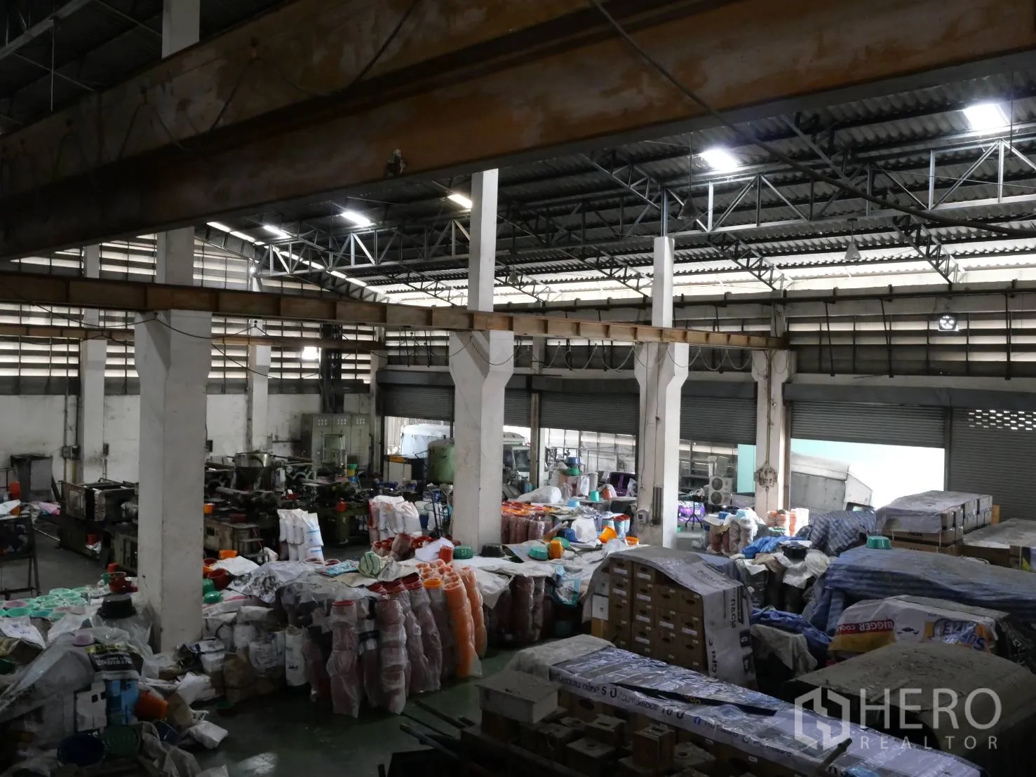 工厂 出租或出售在Bang Khun Thian, Bangkok - 面向多扇卷帘装卸门的室内视角。