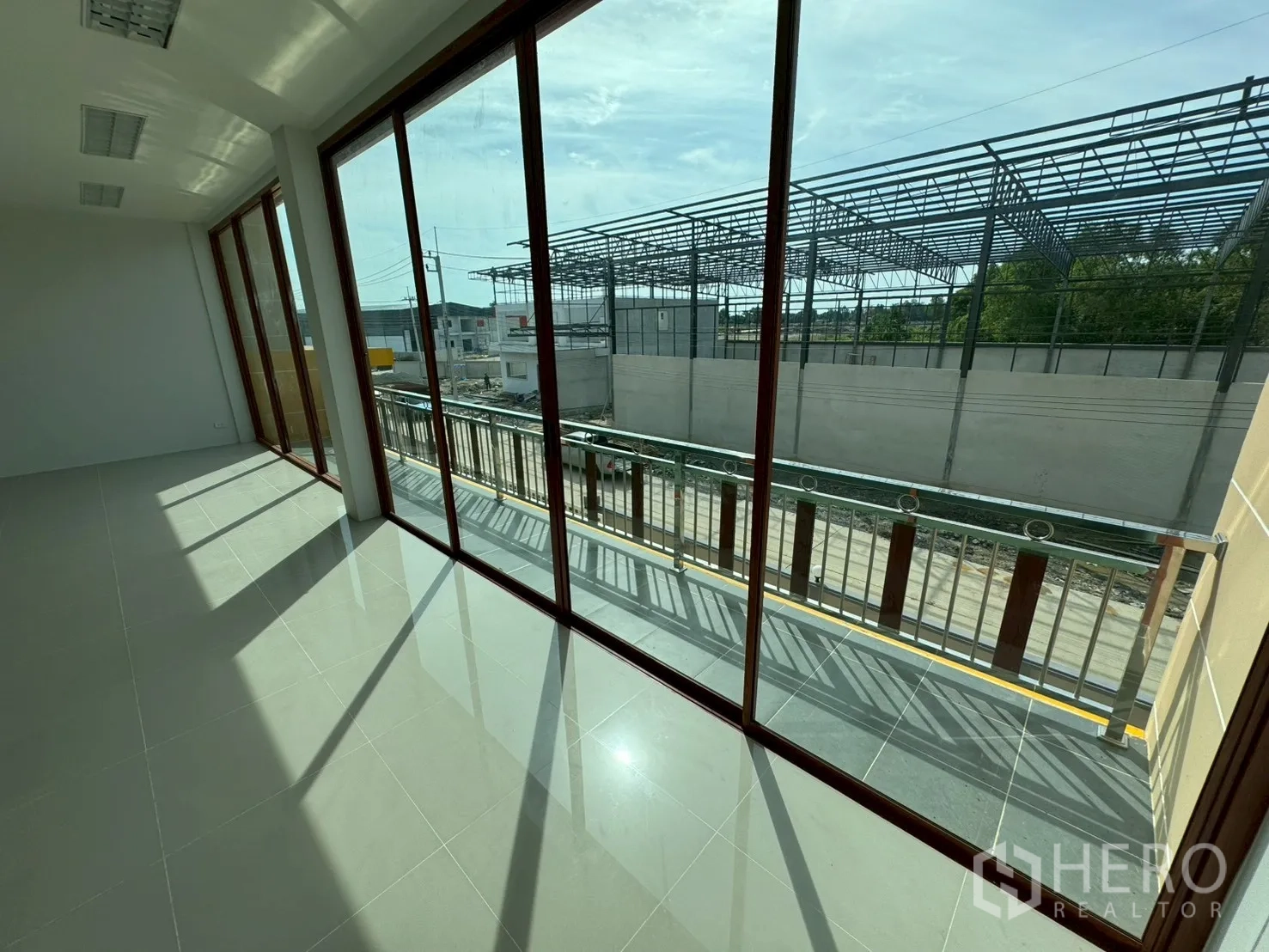โรงงาน for sale in Mueang Samut Sakhon, Samut Sakhon - หน้าต่างกระจกเต็มบานเปิดสู่ระเบียงหน้าอาคาร