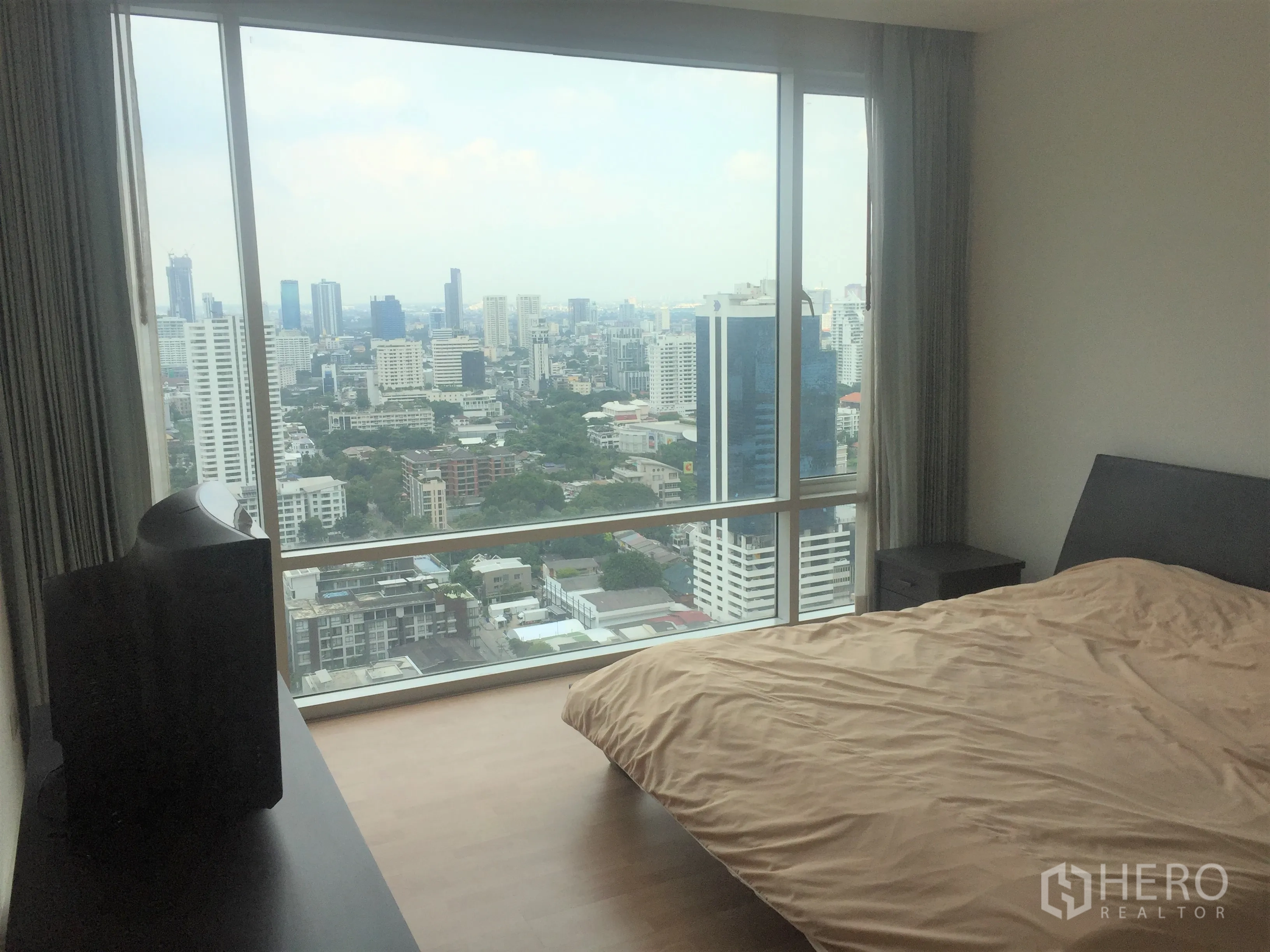 公寓 出租或出售在Watthana, Bangkok - 主卧配全景落地窗，远眺城市天际