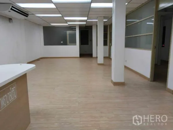 办公空间 出租在Bang Na, Bangkok - 开放式办公区，木纹地板、吊顶灯和玻璃隔断一应俱全。