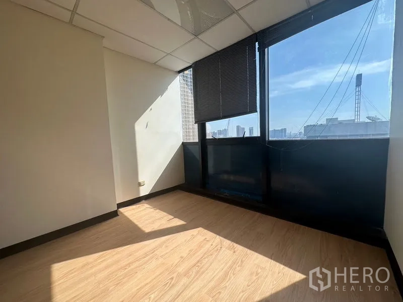 สำนักงาน ให้เช่า - ห้องทำงานมุมอาคาร หน้าต่างบานใหญ่ ม่านบังแสง พื้นลายไม้ เห็นวิวเมือง