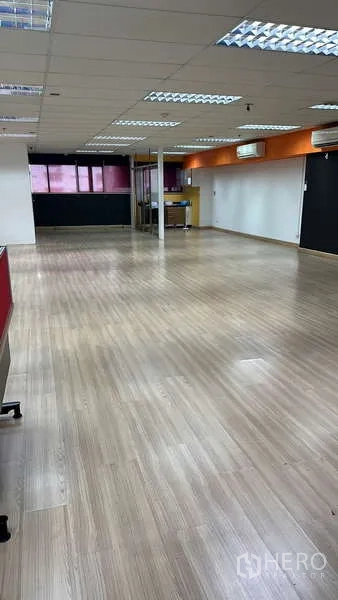办公空间 出租 - 宽敞的开放式办公区，木纹地板与格栅吊顶灯光。