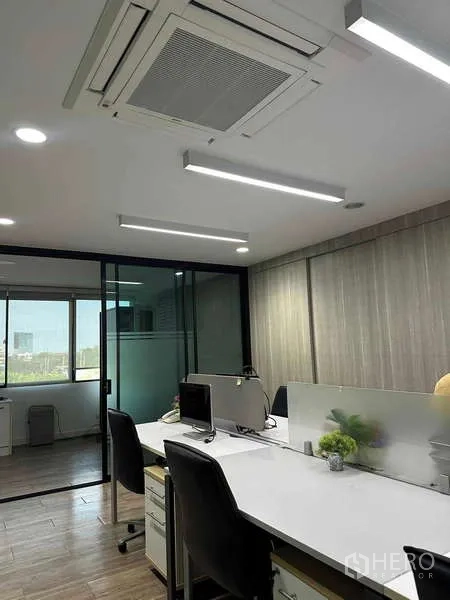 带办公室的家 出租在Bueng Kum, Bangkok - 开放式办公区，员工工位、玻璃会议室与线性LED灯。