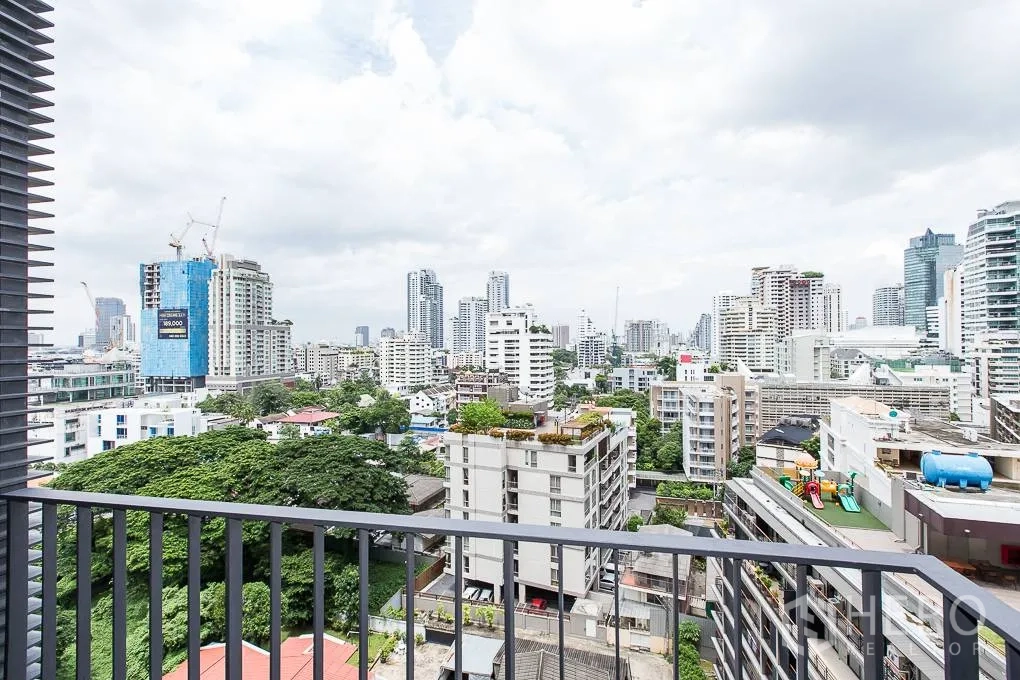 公寓 出租在Watthana, Bangkok - 高楼层阳台，尽享瓦他那区全景城市景观。