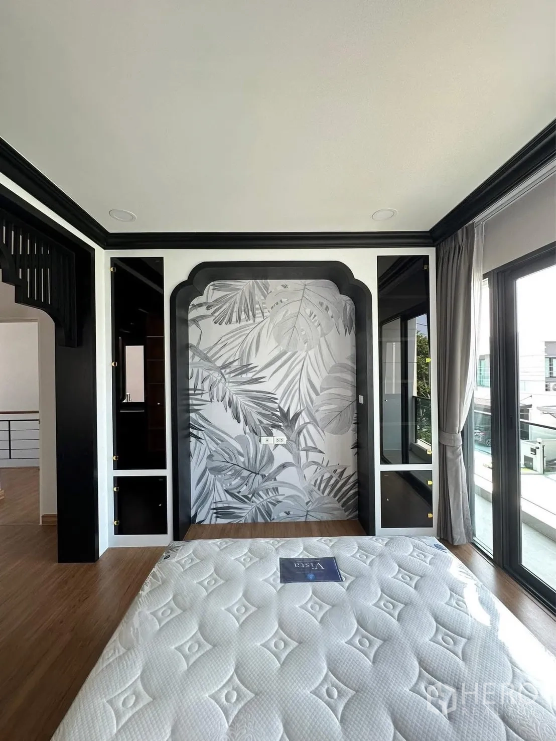 独栋房屋 for rent in Bang Phli, Samut Prakan - 次卧配植物图案背景墙，推拉门通向阳台。