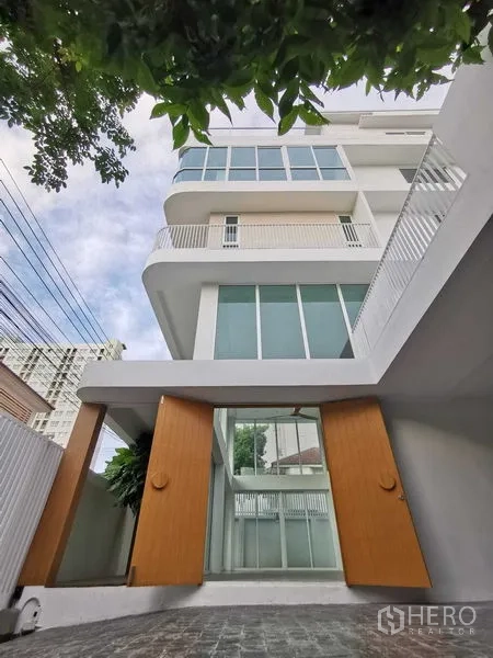 带办公室的家 出售在Suan Luang, Bangkok - 多层现代Home Office外立面，配高门与阳台