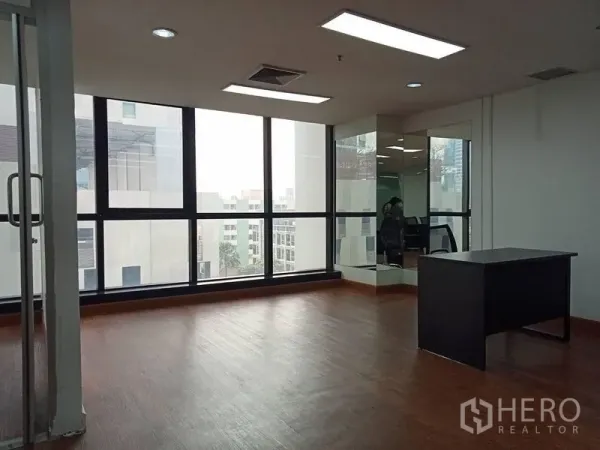 办公空间 出租在Ratchathewi, Bangkok - 明亮开放的办公区，落地窗与木地板，城市景观。