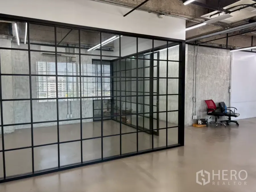 办公空间 出租在Watthana, Bangkok - 黑框落地玻璃会议室，旁有百叶窗与城市景观，工业风格。