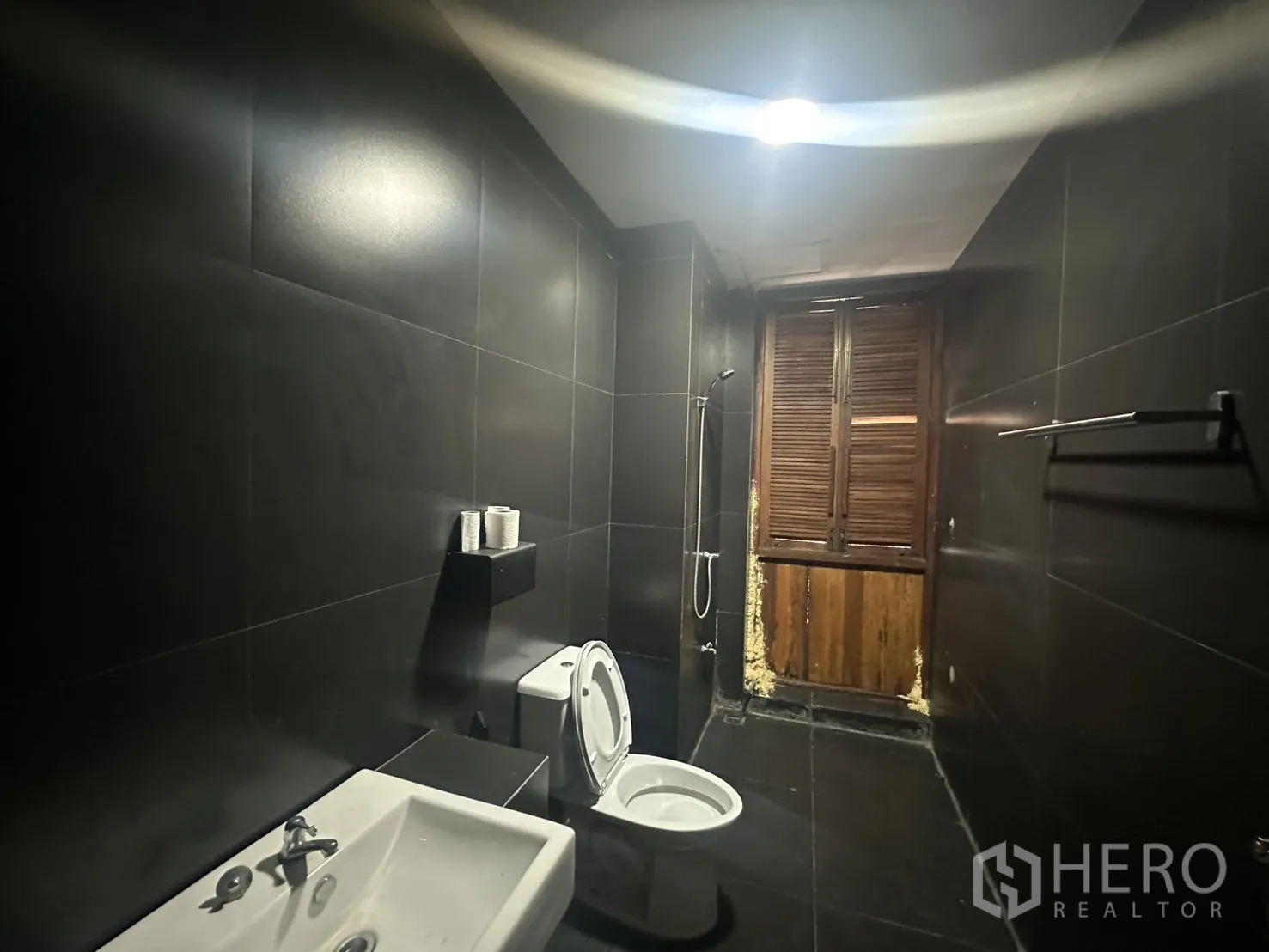带办公室的家 出租在Pathum Wan, Bangkok - 带淋浴、坐便与窗户的深色瓷砖浴室。