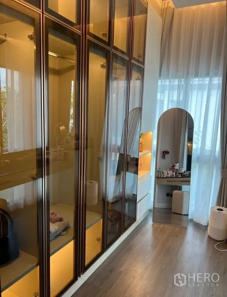 独立式住宅 出售在Bang Kapi, Bangkok - 步入式衣帽间，玻璃门衣柜、梳妆台与纱帘。