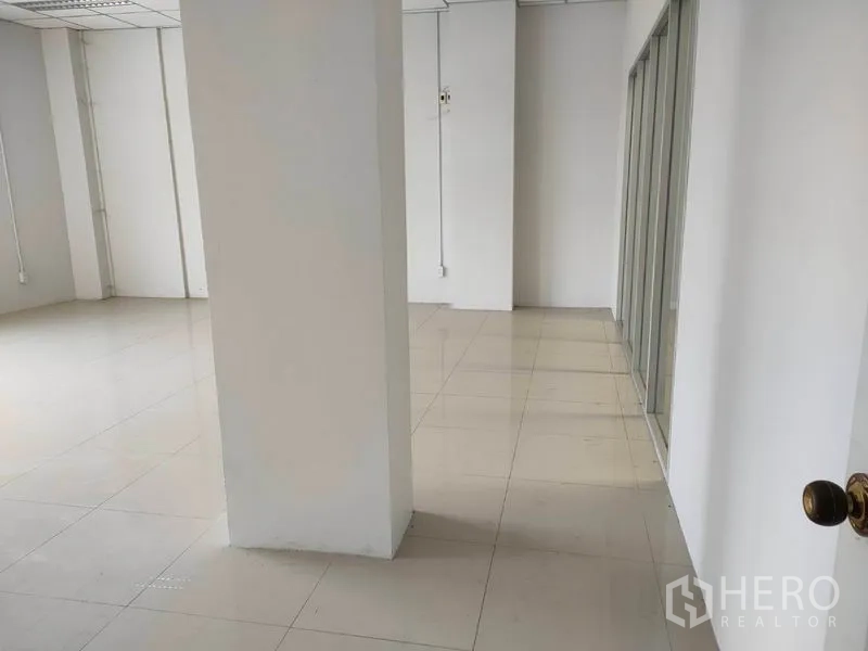Factory for rent in Phra Nakhon Si Ayutthaya - Office corridor with glossy tiles and glass-partitioned rooms ready for fit-out.