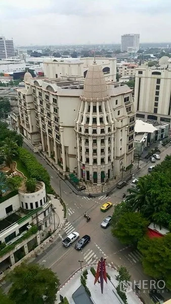 公寓 出租在Khlong Toei, Bangkok - 高处俯瞰带圆顶的欧式建筑与路口景致。