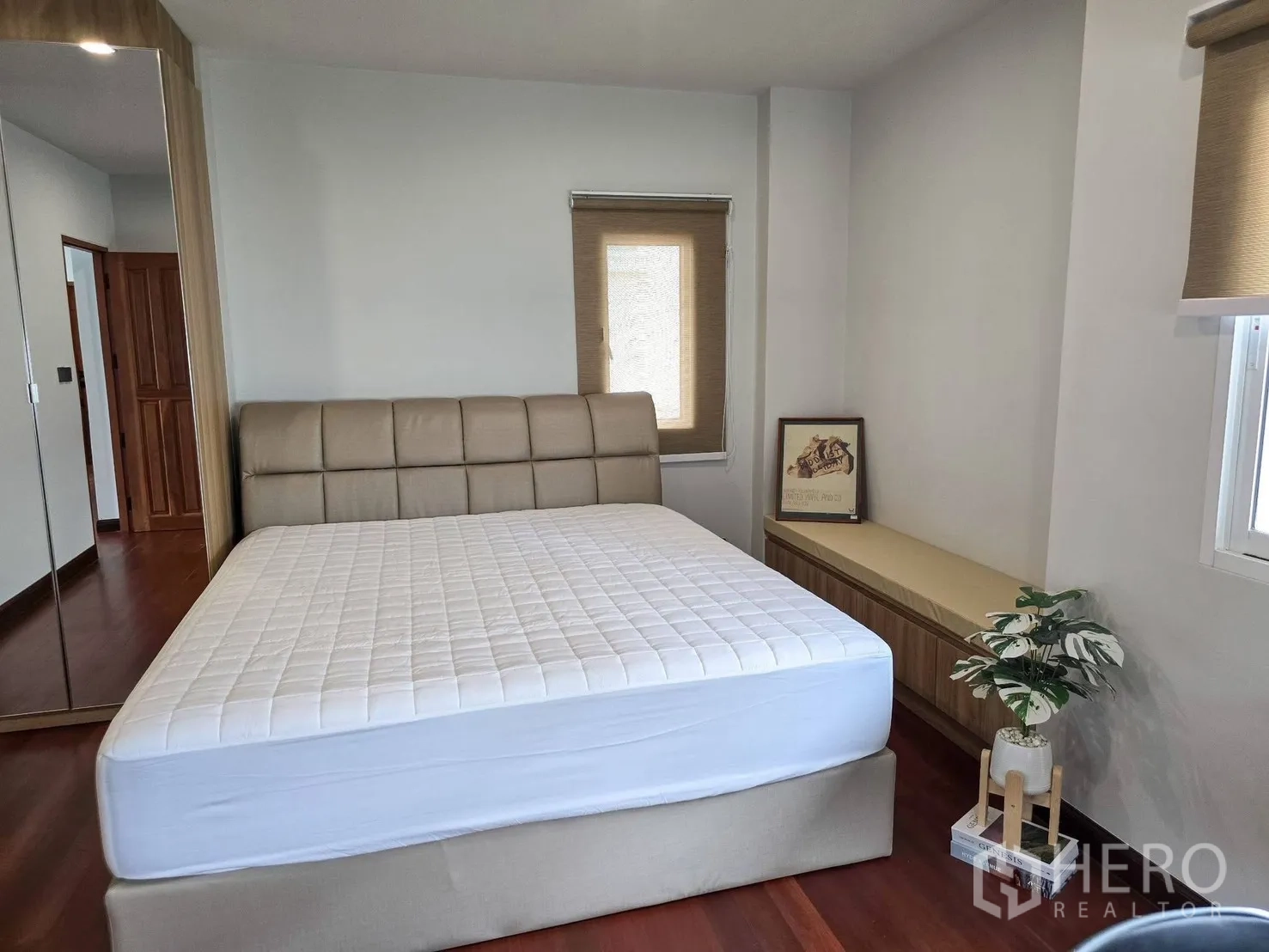 บ้านเดี่ยว for rent in Suan Luang, Bangkok - ห้องนอนสว่างพร้อมเตียงบุนวม พื้นไม้ และม้านั่งริมหน้าต่าง