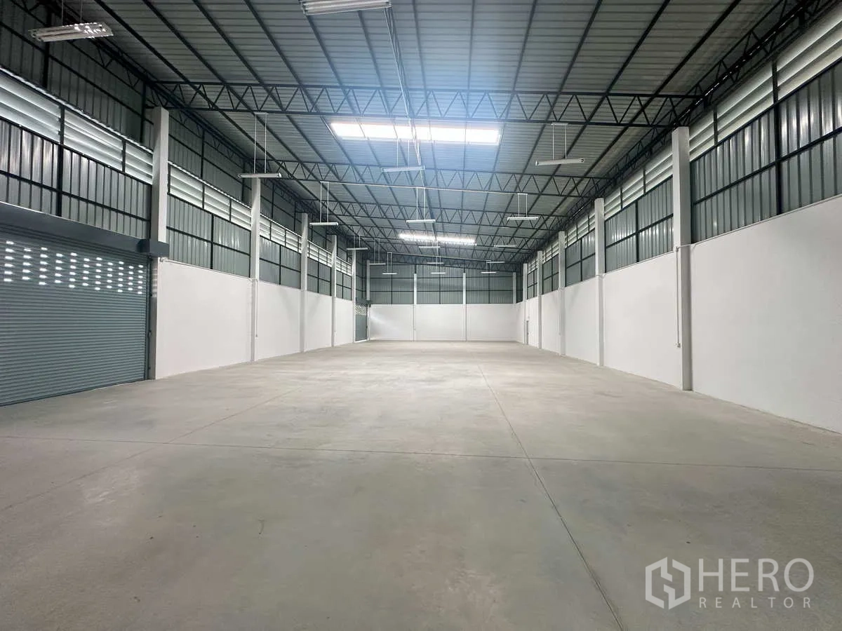 工厂 出租在Bang Len, Nakhon Pathom - 长跨生产车间，隔热屋顶与明亮LED照明