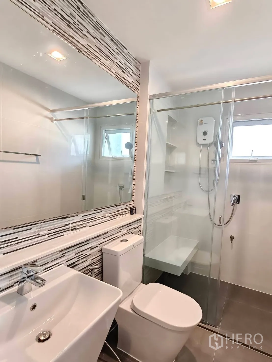 บ้านเดี่ยว for rent or sale in Bang Phli, Samut Prakan - ห้องน้ำดีไซน์ร่วมสมัย มีกระจกบานกว้างและตู้ชาวเวอร์กระจก.