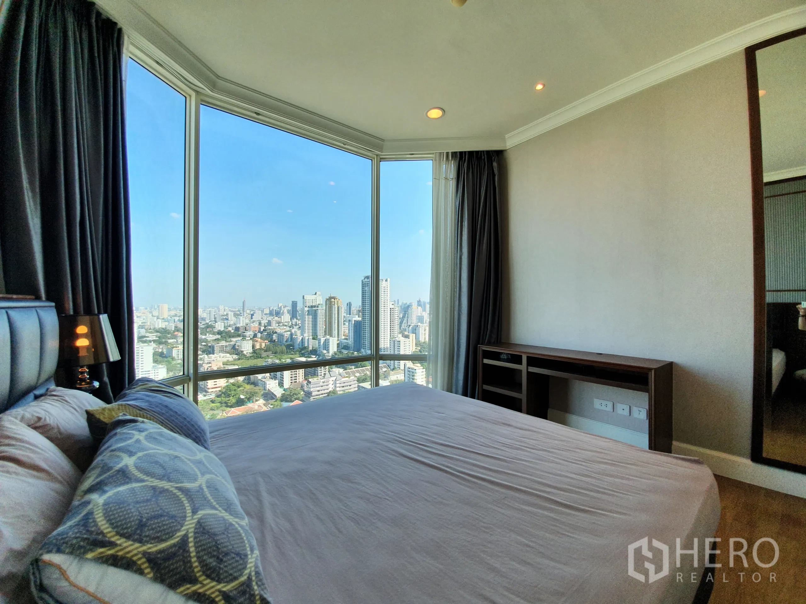 公寓 出租在Watthana, Bangkok - 主卧近景，软包床头，超大窗户与城市景观。