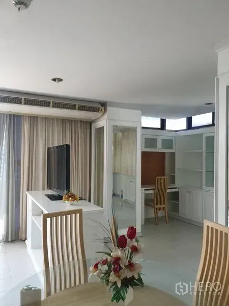 คอนโด ให้เช่าในWatthana, Bangkok - โซนรับประทานอาหารและทีวี พร้อมม่านสูงและมุมทำงานบิลท์อิน
