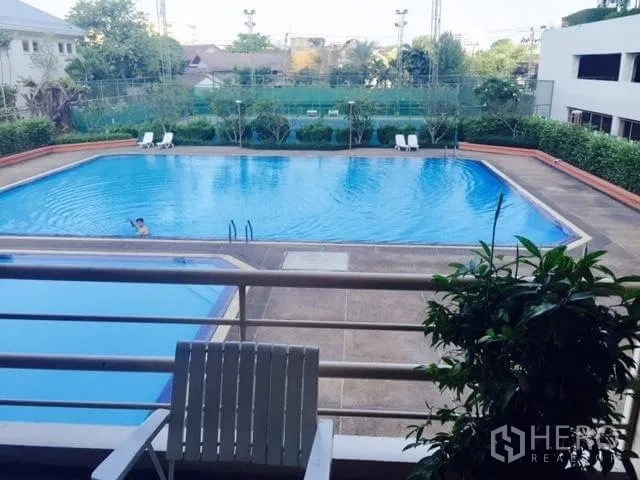 คอนโด ให้เช่าในWatthana, Bangkok - วิวจากระเบียงมองเห็นสระว่ายน้ำกลางแจ้งขนาดใหญ่และคอร์ตเทนนิสพร้อมเก้าอี้อาบแดด