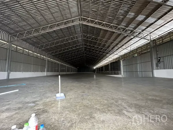 Warehouse for rent in Lat Krabang, Bangkok - Vast clear-span warehouse interior with steel truss roof and smooth concrete floor ready for racking.