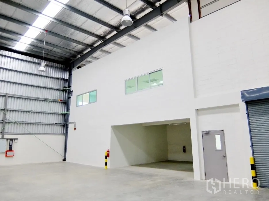 Factory for rent in Bang Sao Thong, Samut Prakan - Mezzanine office block with windows overlooking the production area and dock-high shutter.