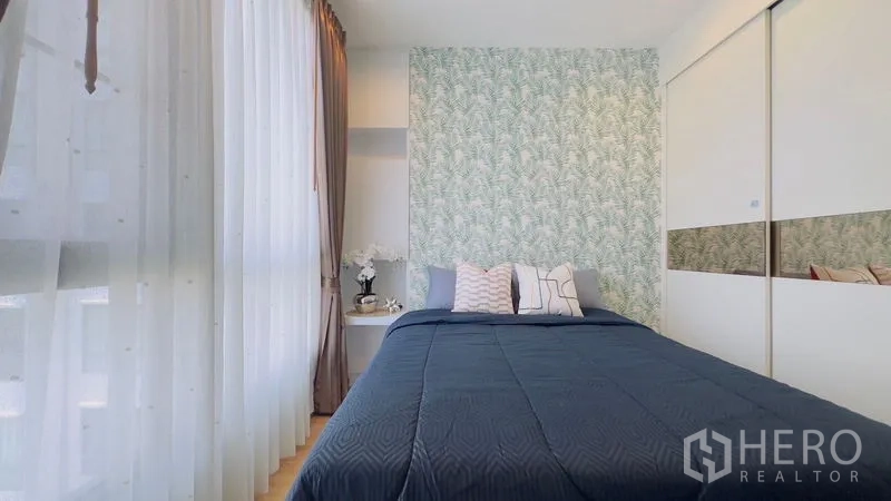 Condominium for rent in Watthana, Bangkok - Secondary bedroom with floor-to-ceiling windows, tropical wallpaper and wardrobe.