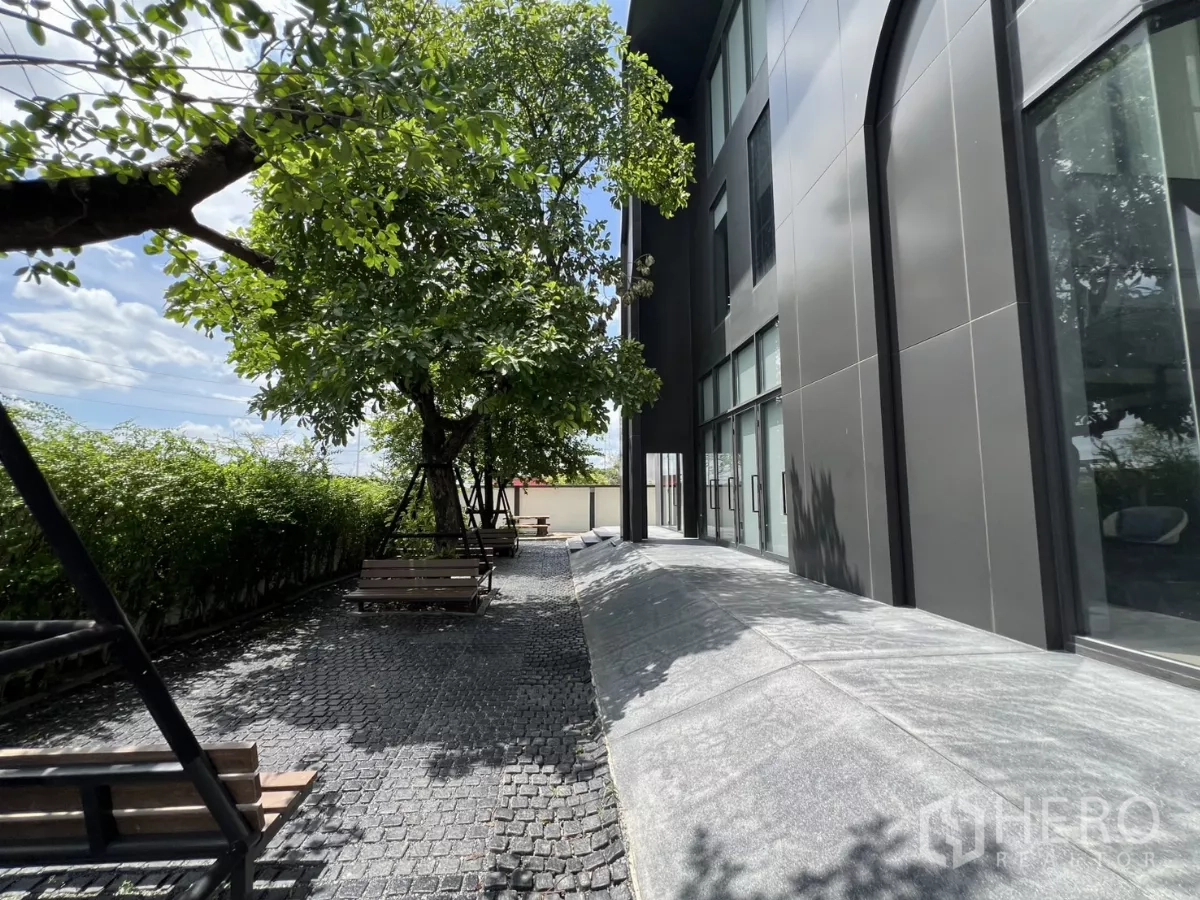 货栈 出售在Lat Krabang, Bangkok - 阴凉步道沿建筑布置长椅与绿篱。