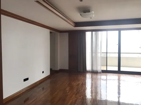 公寓 出租在Pathum Wan, Bangkok - 明亮客厅，抛光木地板，落地推拉门连接宽阔阳台
