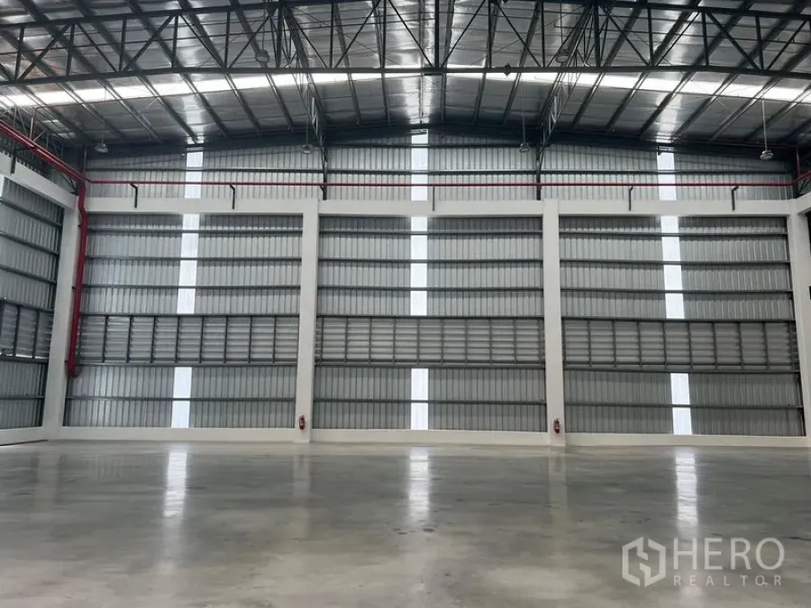 工厂 出租在Bang Pakong, Chachoengsao - 大跨距工业大厅，钢桁架屋顶、采光带与平整混凝土地坪。