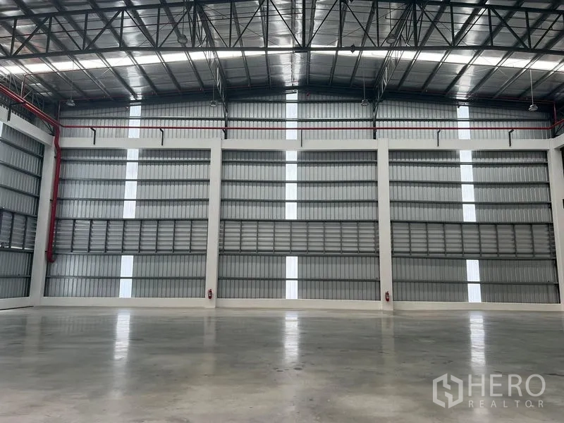 工厂 出租在Bang Pakong, Chachoengsao - 大跨距工业大厅，钢桁架屋顶、采光带与平整混凝土地坪。