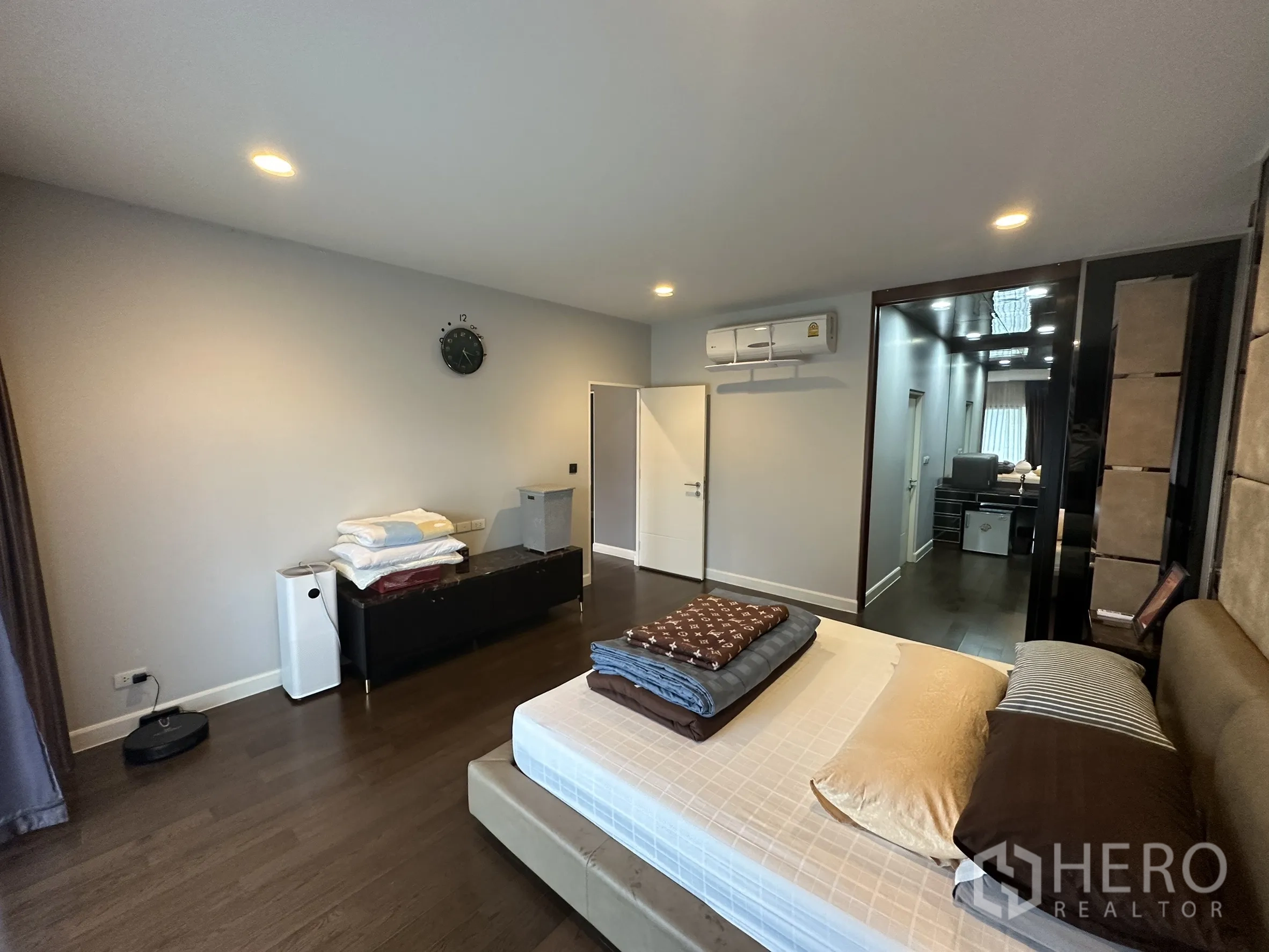 Detached House for rent in Lam Luk Ka, Pathum Thani - Master bedroom angle to walk-in wardrobe with mirrored doors.