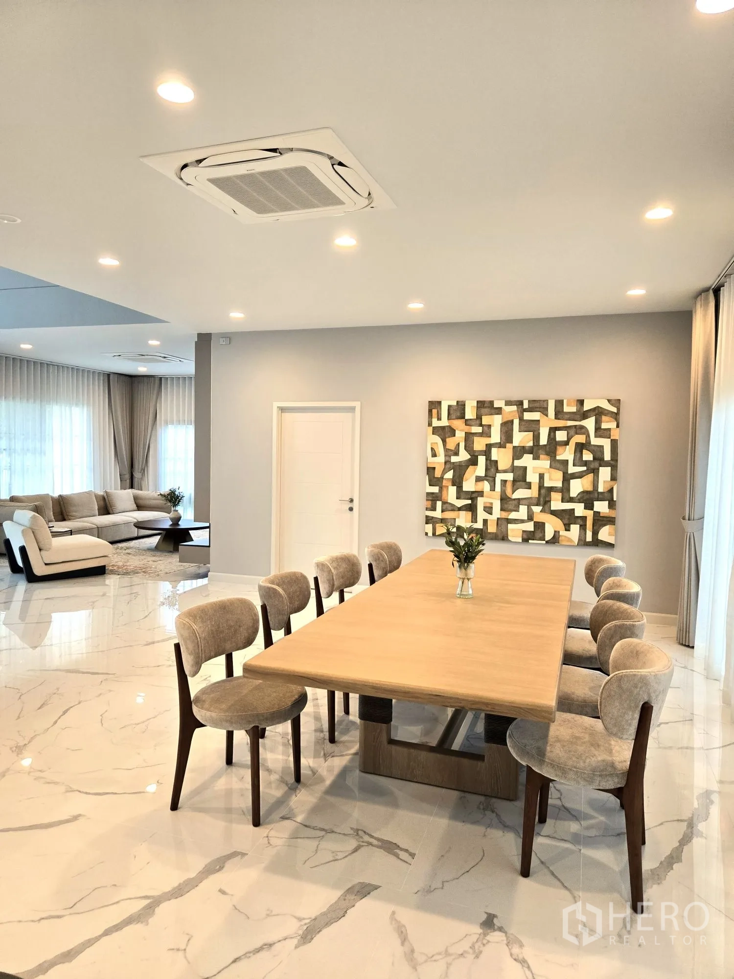บ้าน ให้เช่าในBang Phli, Samut Prakan - ห้องอาหารกว้าง โต๊ะยาวนั่งได้ 8–10 ที่ พร้อมไฟดาวน์ไลต์