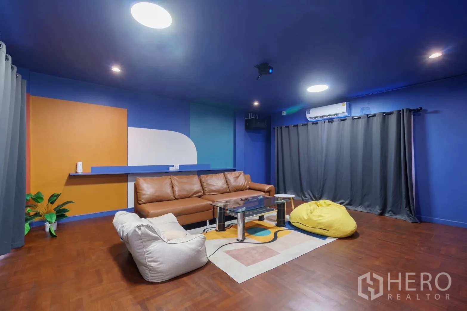 ทาวน์เฮาส์ for rent in Watthana, Bangkok - ห้องนั่งเล่นสื่อพร้อมโซฟาหนัง บีนแบค โต๊ะกลางกระจก และผ้าม่านทึบ