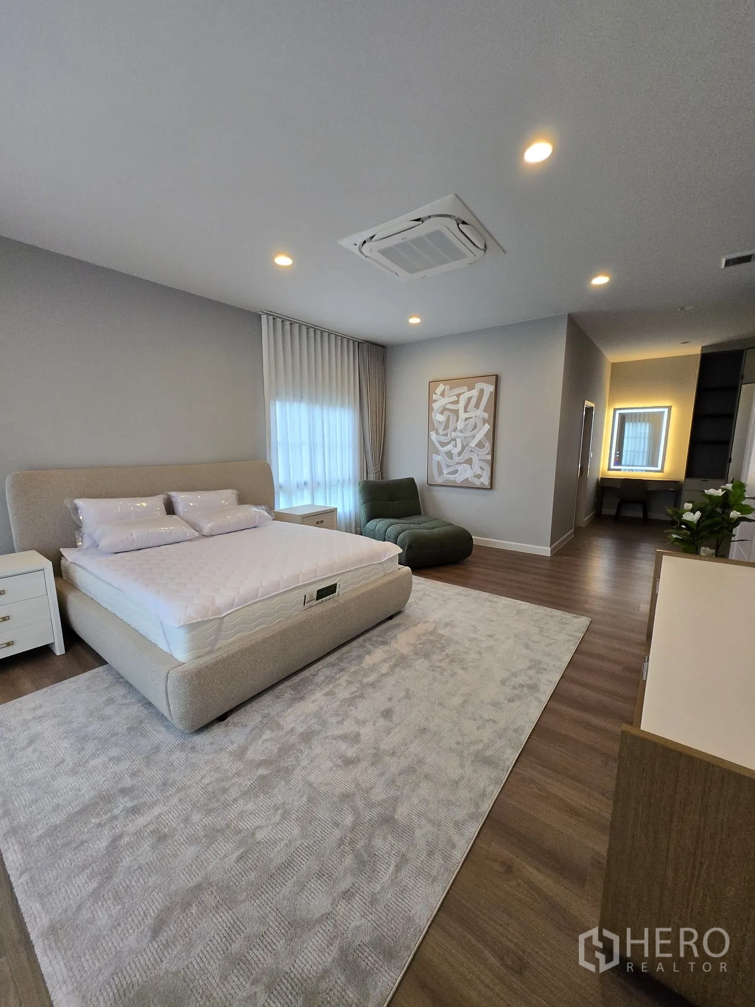 บ้าน ให้เช่าในBang Phli, Samut Prakan - ห้องนอนใหญ่ เตียงคิง โซฟานั่งเล่น และพรมผืนใหญ่