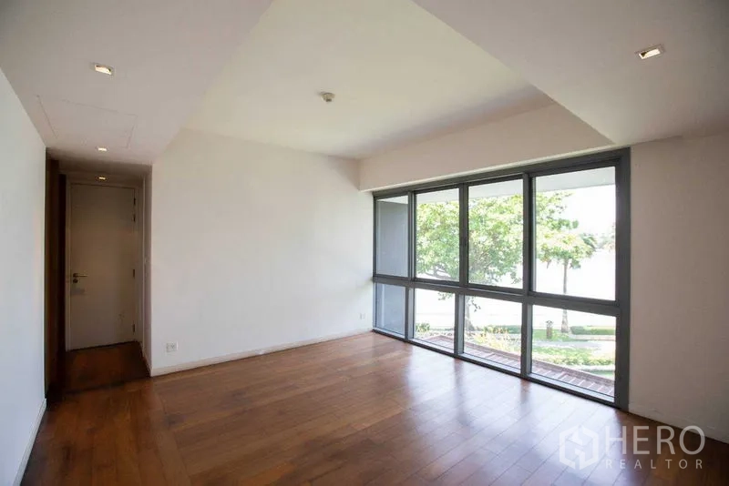 Condominium for rent in Yan Nawa, Bangkok - Bright bedroom with floor-to-ceiling windows, wooden flooring and greenery with river view.