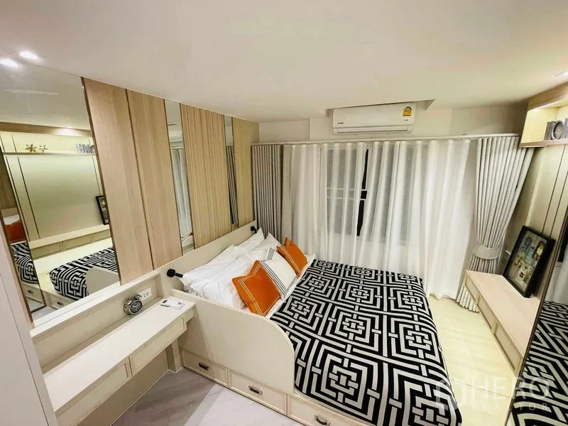 公寓 出售在Yan Nawa, Bangkok - 卧室配遮光窗帘、空调与几何床品。