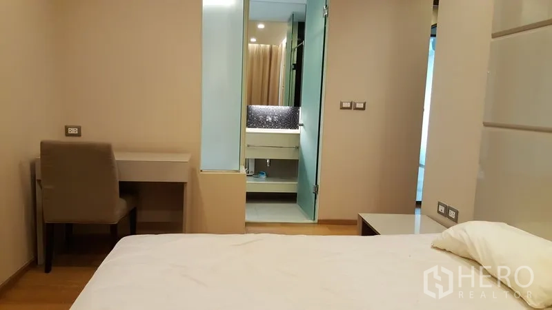 คอนโด ให้เช่าในRatchathewi, Bangkok - ห้องนอนหลักมีโต๊ะทำงานและห้องน้ำในตัว ประตูแก้วฝ้า
