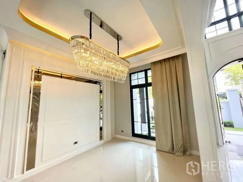 บ้าน ขายในThawi Watthana, Bangkok - พื้นที่รับประทานอาหาร โคมไฟคริสตัลร่วมสมัย และหน้าต่างสูง