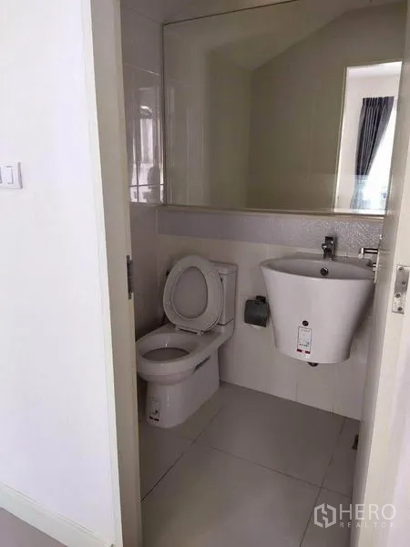 联排别墅 出租在Wang Thonglang, Bangkok - 小型卫生间，设坐便器、墙镜与台上盆。