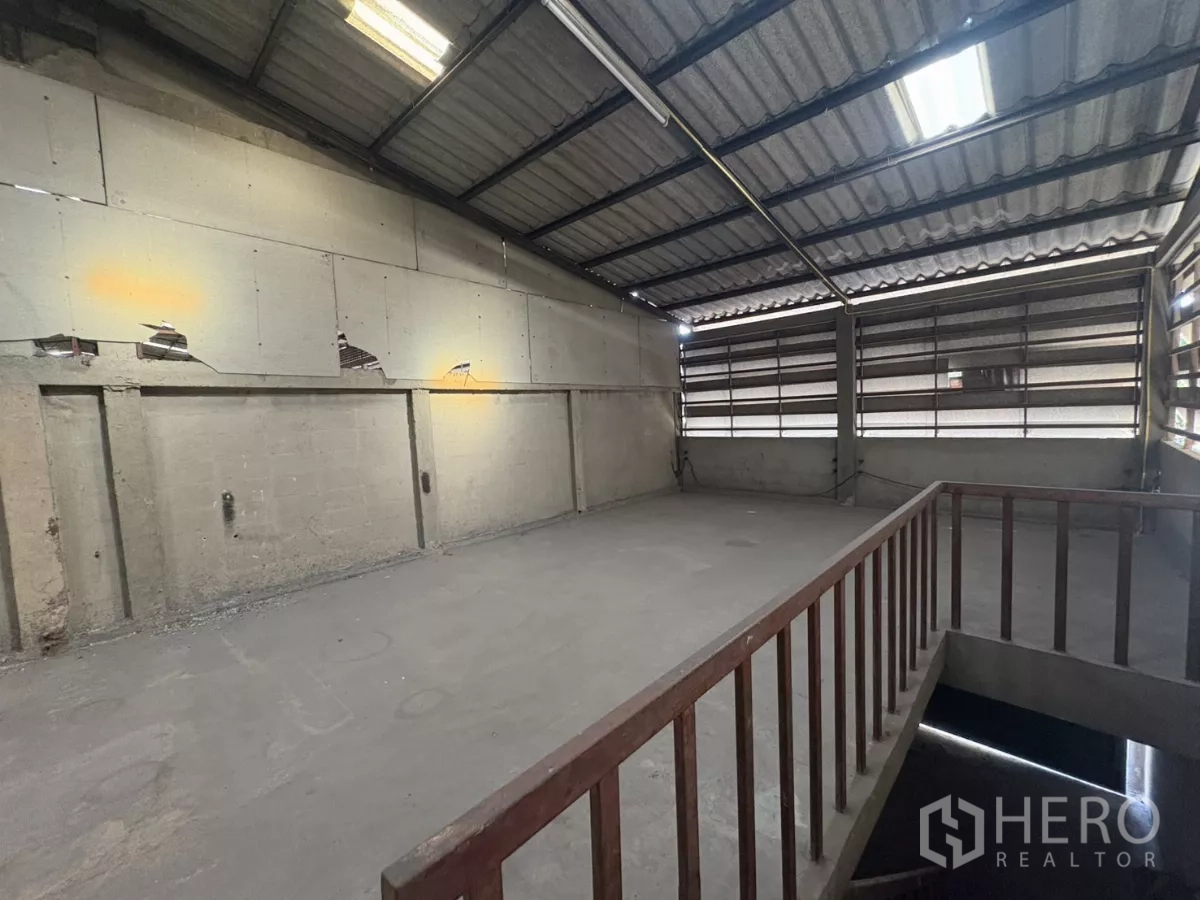 Warehouse for rent in Khlong Toei, Bangkok - Mezzanine level inside the warehouse with stair access and slatted ventilation.