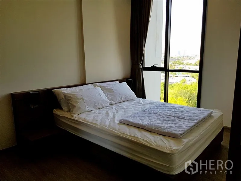 คอนโด ให้เช่าในWatthana, Bangkok - ห้องนอนเตียงคู่ หน้าต่างบานใหญ่ รับวิวต้นไม้และเมือง