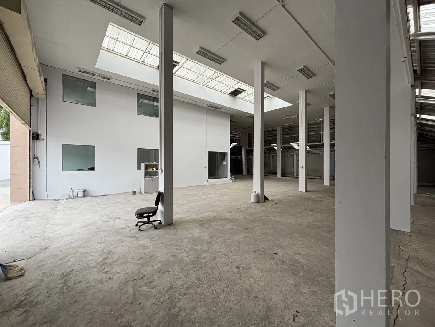 คลังสินค้า ให้เช่าหรือขายในWang Thonglang, Bangkok - มุมมองภายในโกดังไปยังประตูม้วน เสาเรียงและหลังคาโปร่งแสง