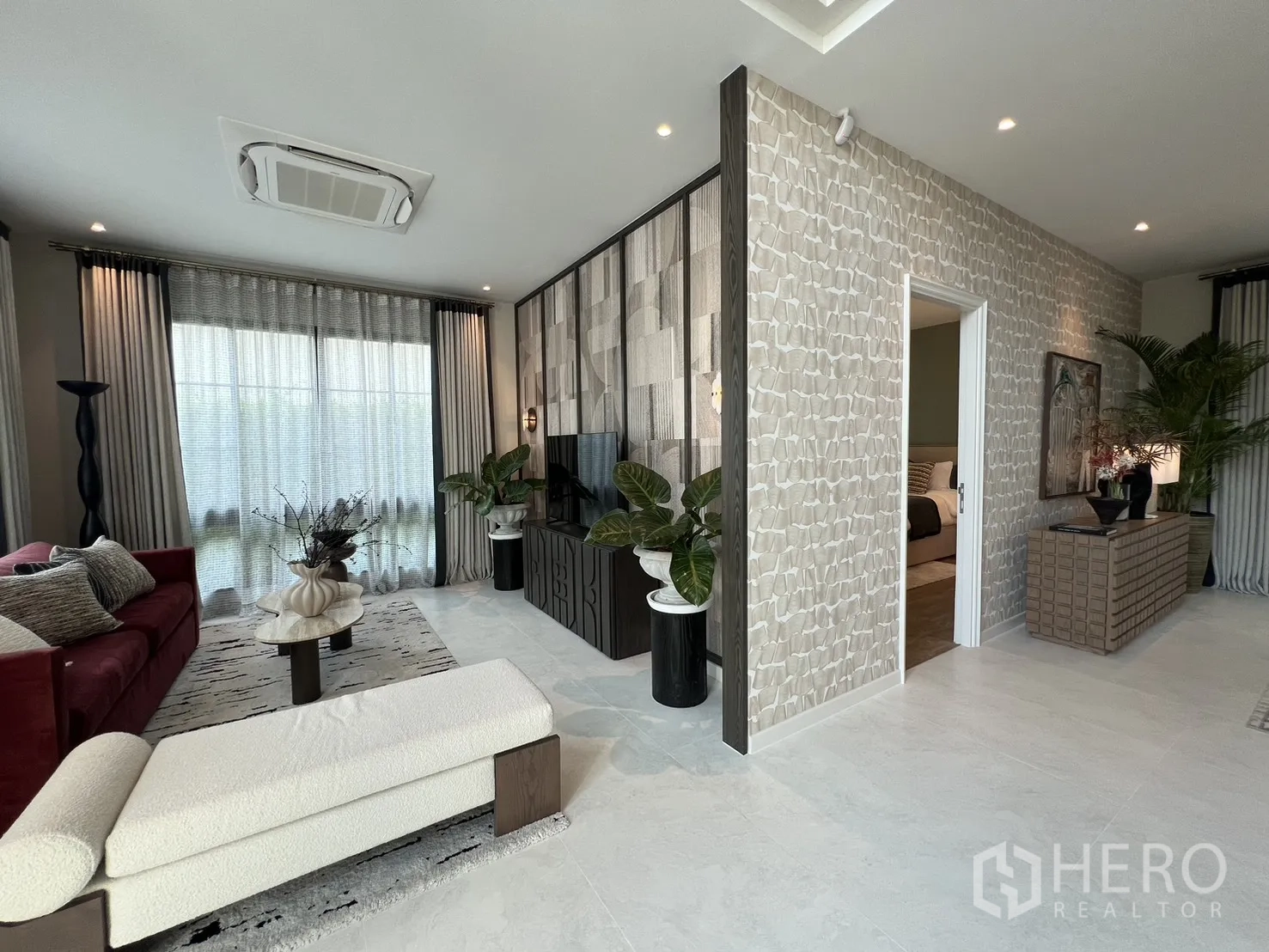 独栋房屋 for rent in Bang Phli, Samut Prakan - 起居区设电视背景墙、长凳与通往卧室的门洞。