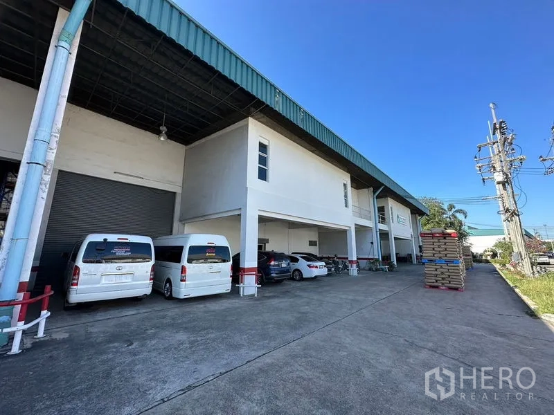 โรงงาน ให้เช่าในSi Racha, Chon Buri - ภายนอกโรงงานศรีราชาพร้อมหลังคาคลุมลานโหลด ประตูม้วน และที่จอดรถกว้างขวาง