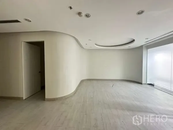 Retail Space for rent in Pathum Wan, Bangkok - Open showroom space with recessed circular ceiling and large display window.